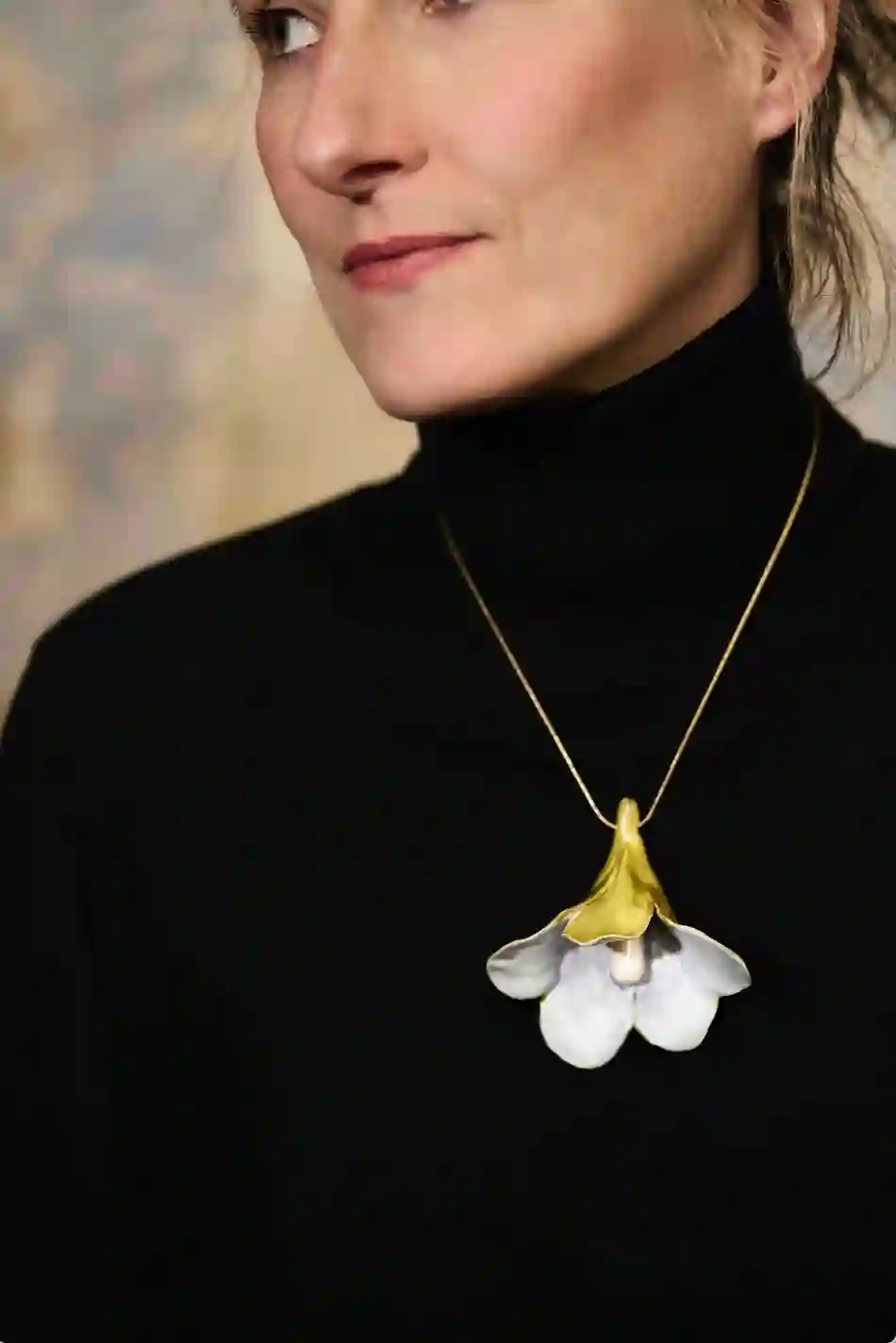 Julieta Álvarez X Lily pendant the officer