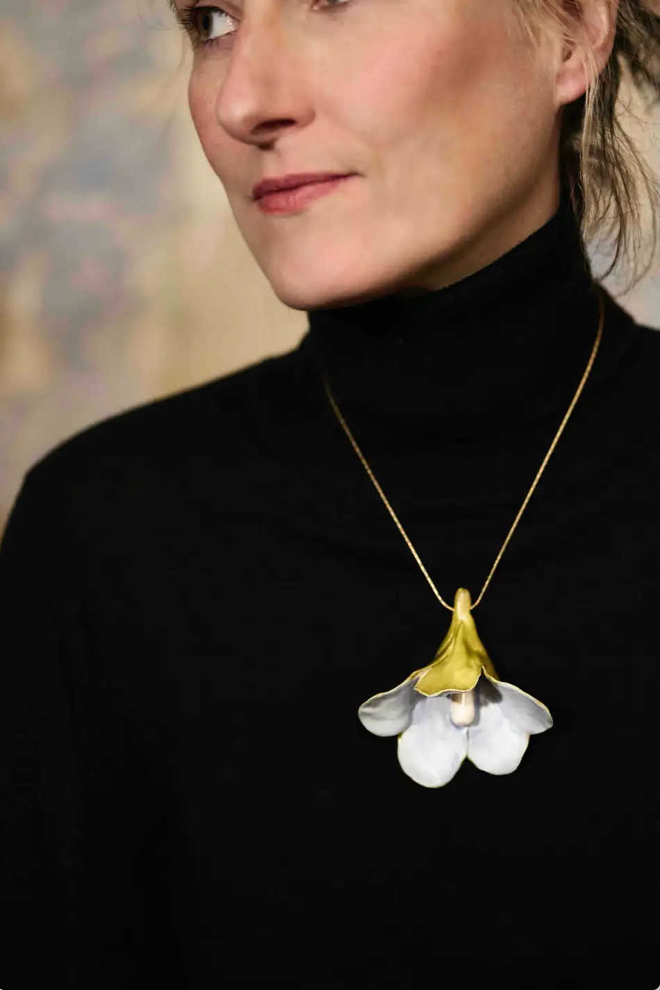 Julieta Álvarez X Lily pendant the officer
