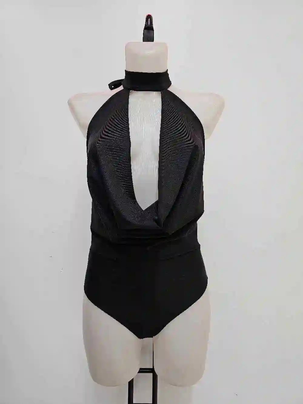 BODY LICRA ESCOTADO NEGRO