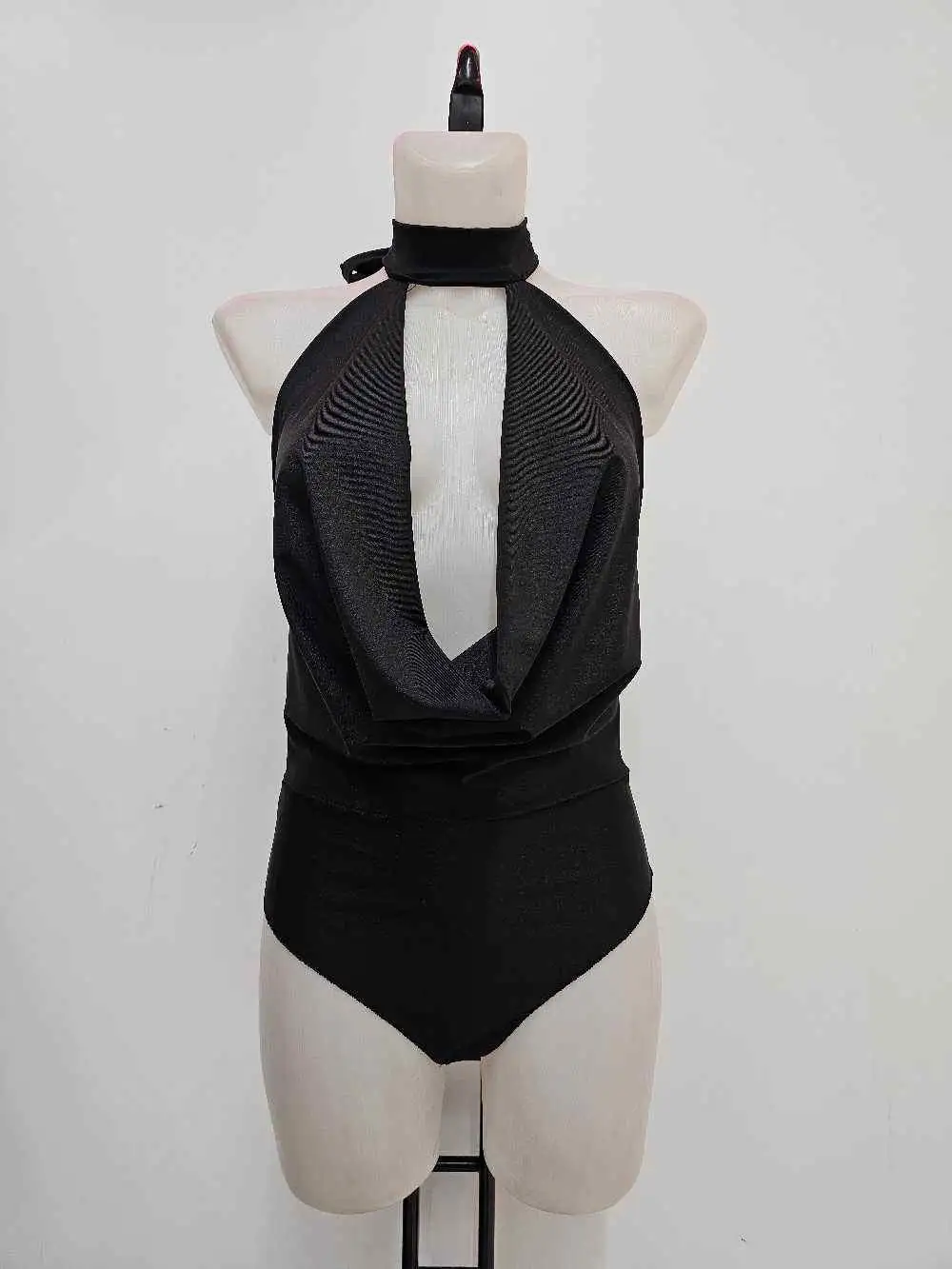 BODY LICRA ESCOTADO NEGRO