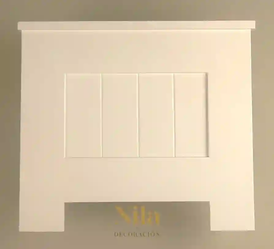 Cabecero de madera, diseñado a rayas con cornisa.
