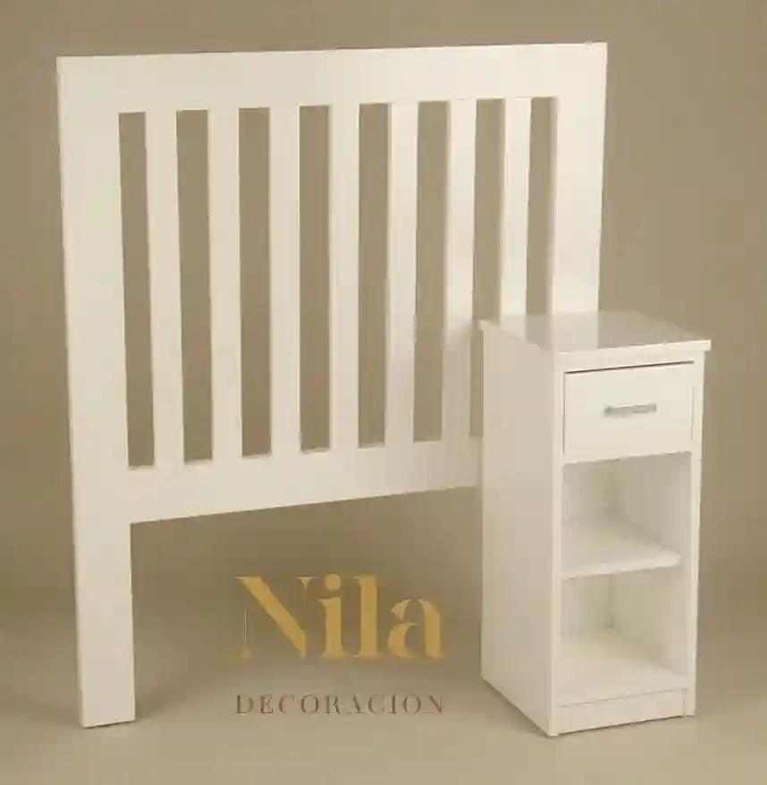 Cabecero de madera, diseño calado con lamas verticales.