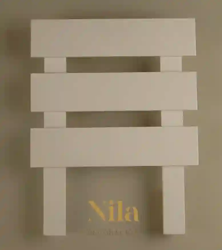 Cabecero de madera, diseño calado en lamas horizontales.