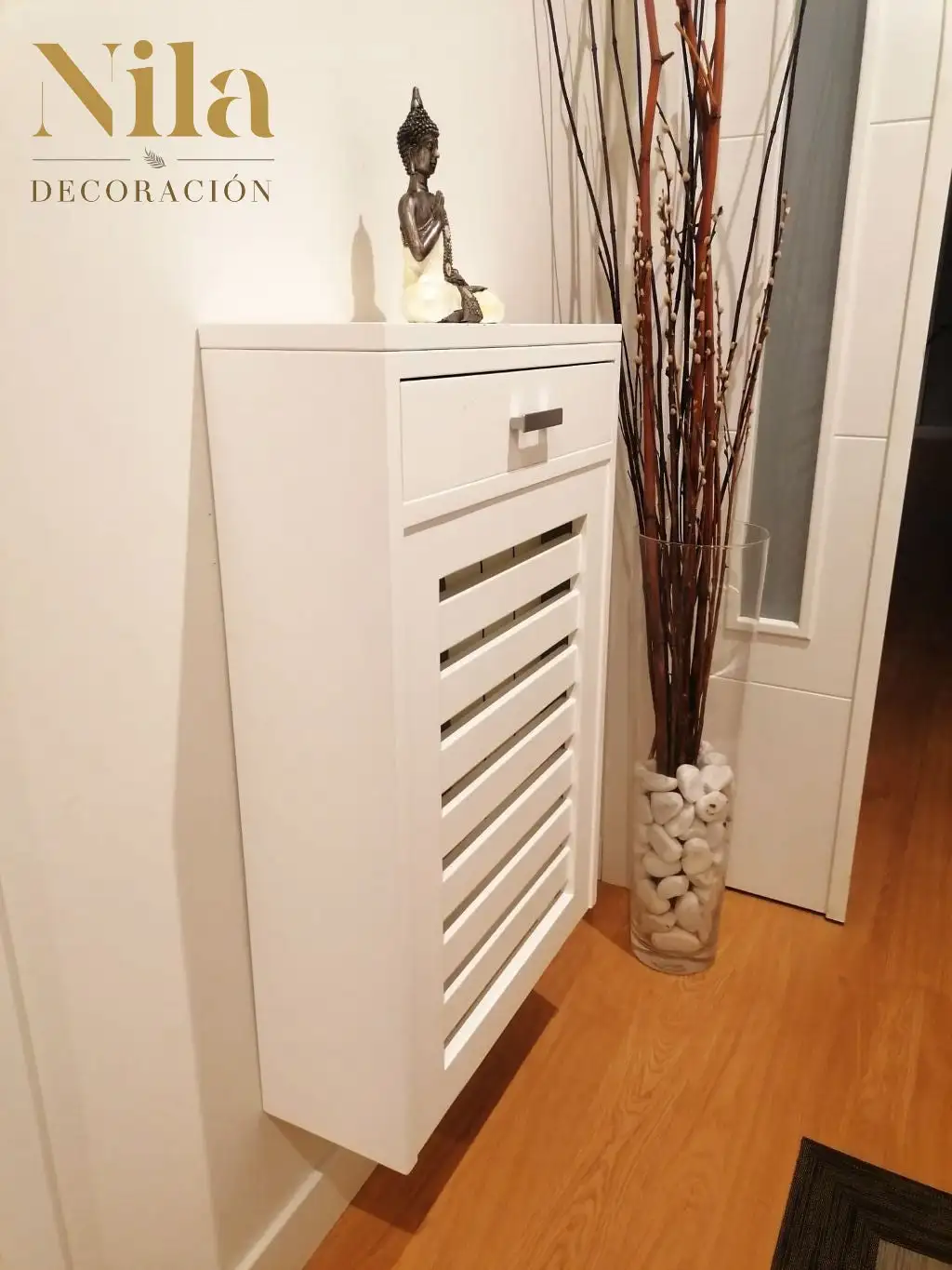 Cubreradiador de madera diseñado calado con rayas horizontales, con cajón. Para colgar. - Imagen 2