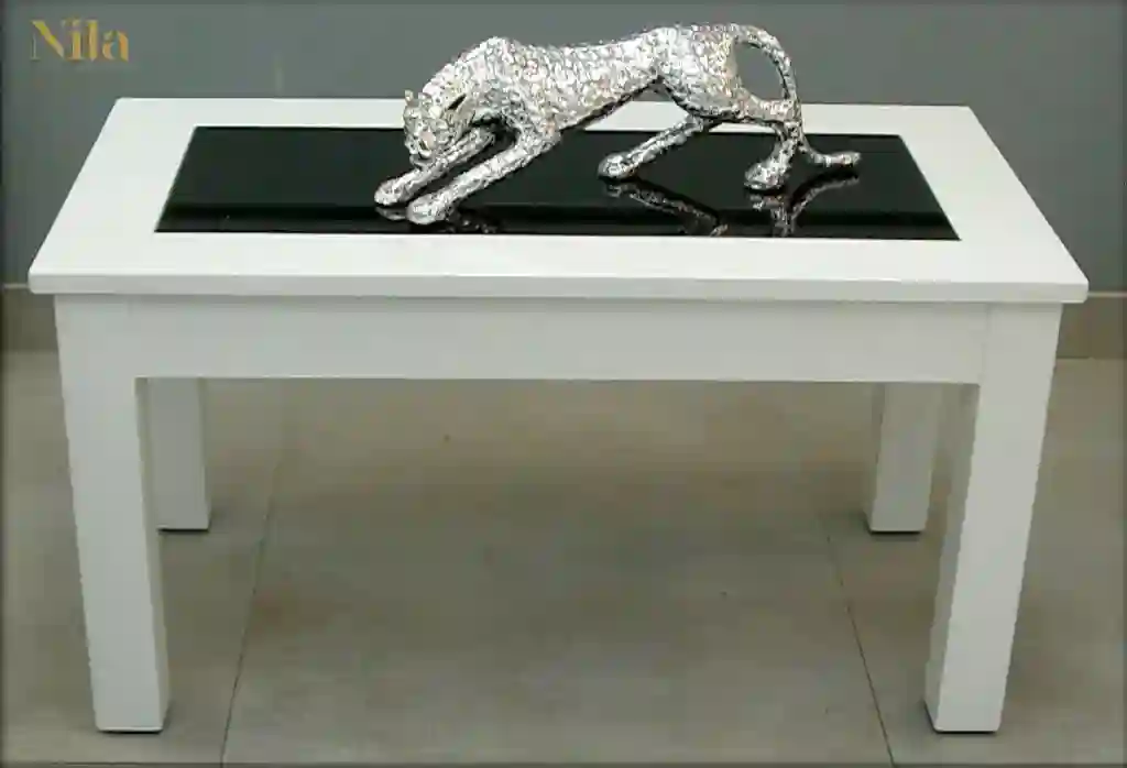 Mesa sencilla de centro, con tapa de cristal.