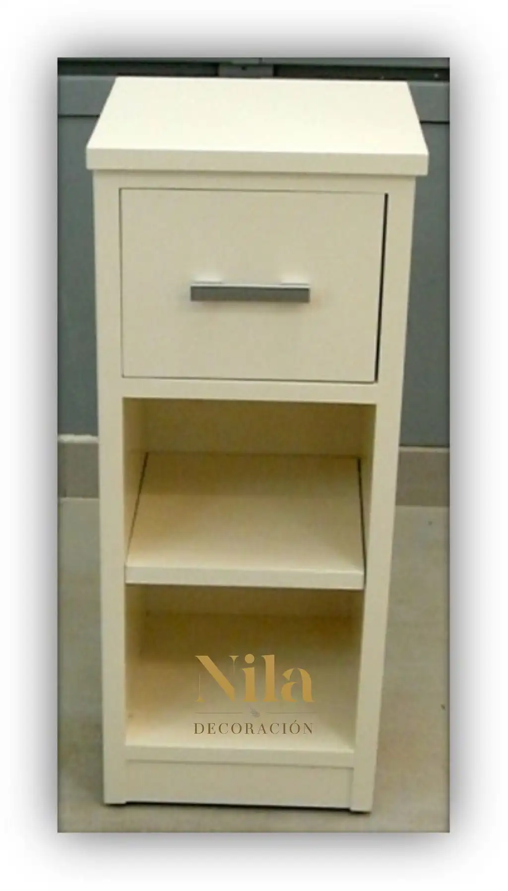 Mesilla de noche con un cajón y dos vanos. - Imagen 2