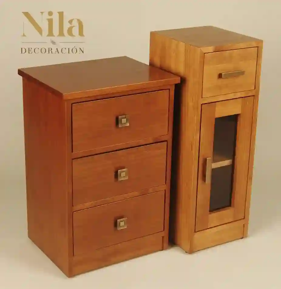 Mesilla de noche con un cajón, dos vanos y puerta con cristal.