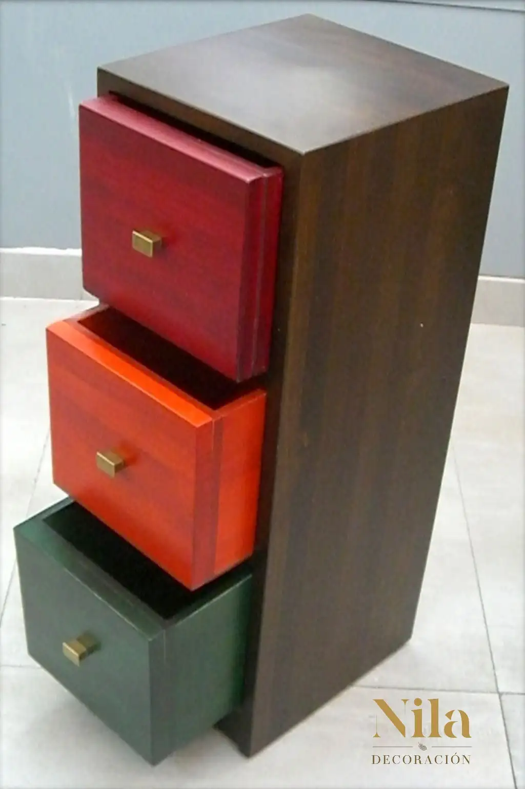Mesilla de noche de madera con tres cajones y tiradores metálicos. - Imagen 2