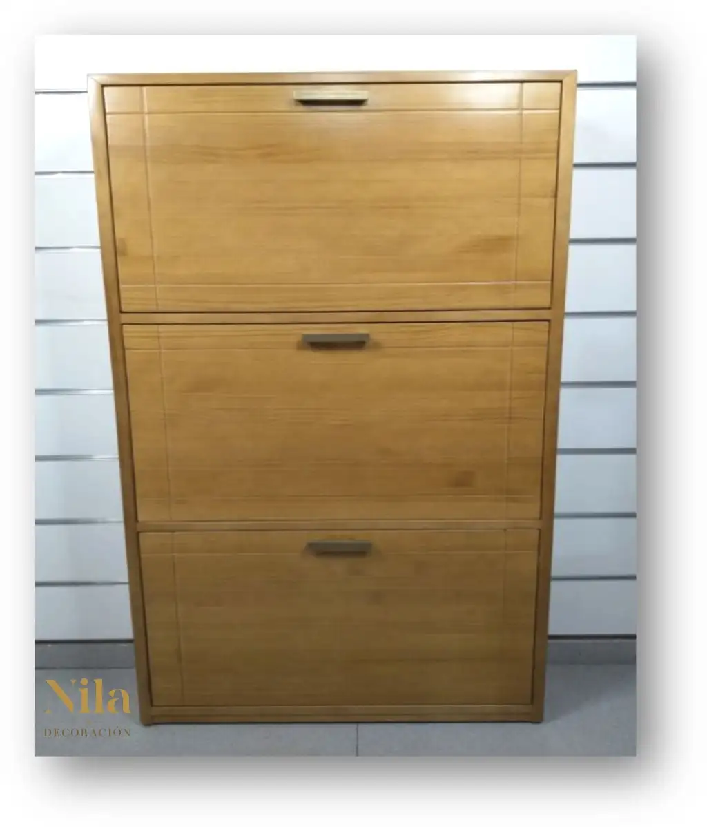 Mueble zapatero de madera con tres portones para calzado. - Imagen 2