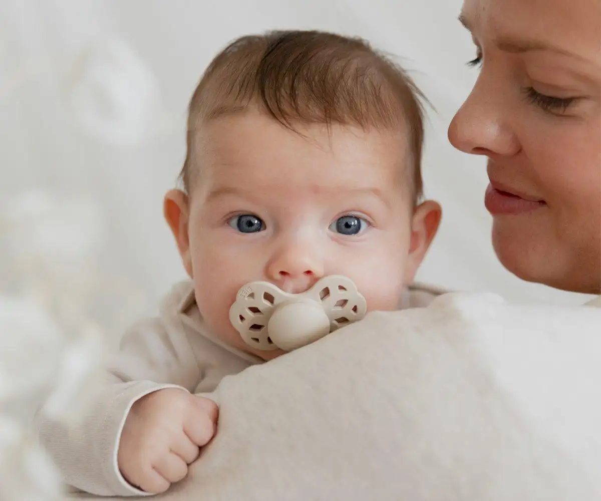 2 Chupetes BIBS Infinity Simétrica Ivory/Blush Silicona - Imagen 4