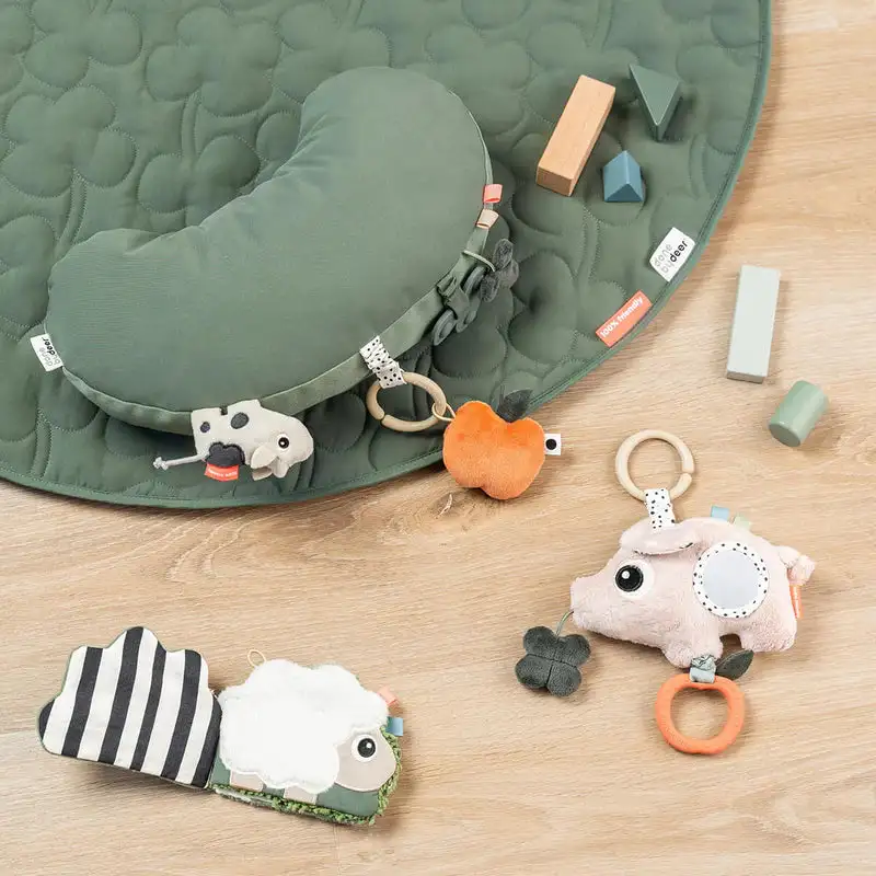 Peluche de actividades sensorial "Pigee" Done by Deer - Imagen 3