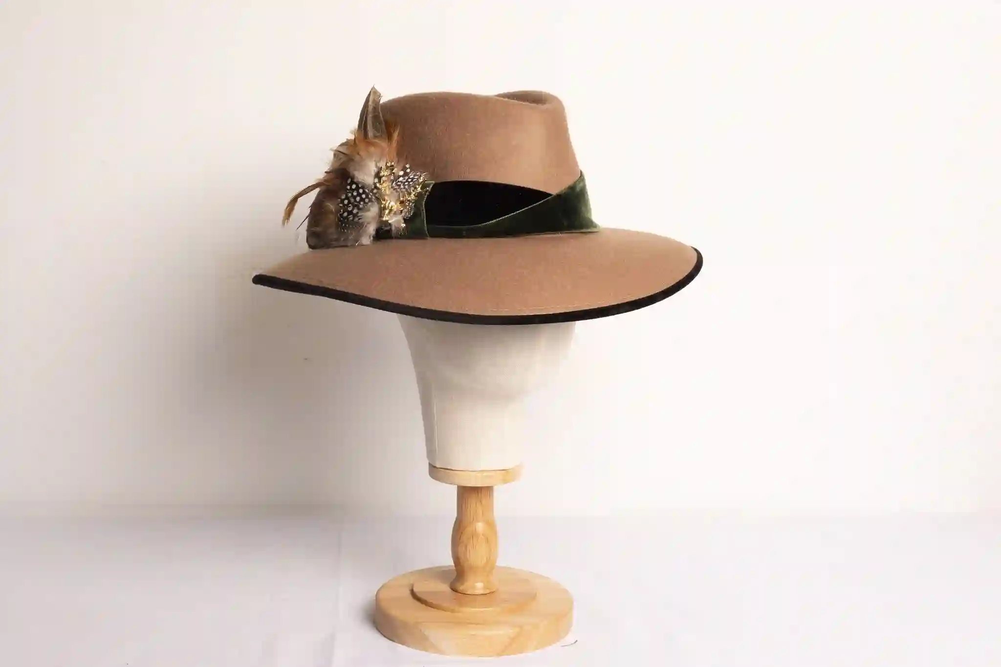 SOMBRERO KIHARA-CAMEL-PLUMAS QUITA Y PON