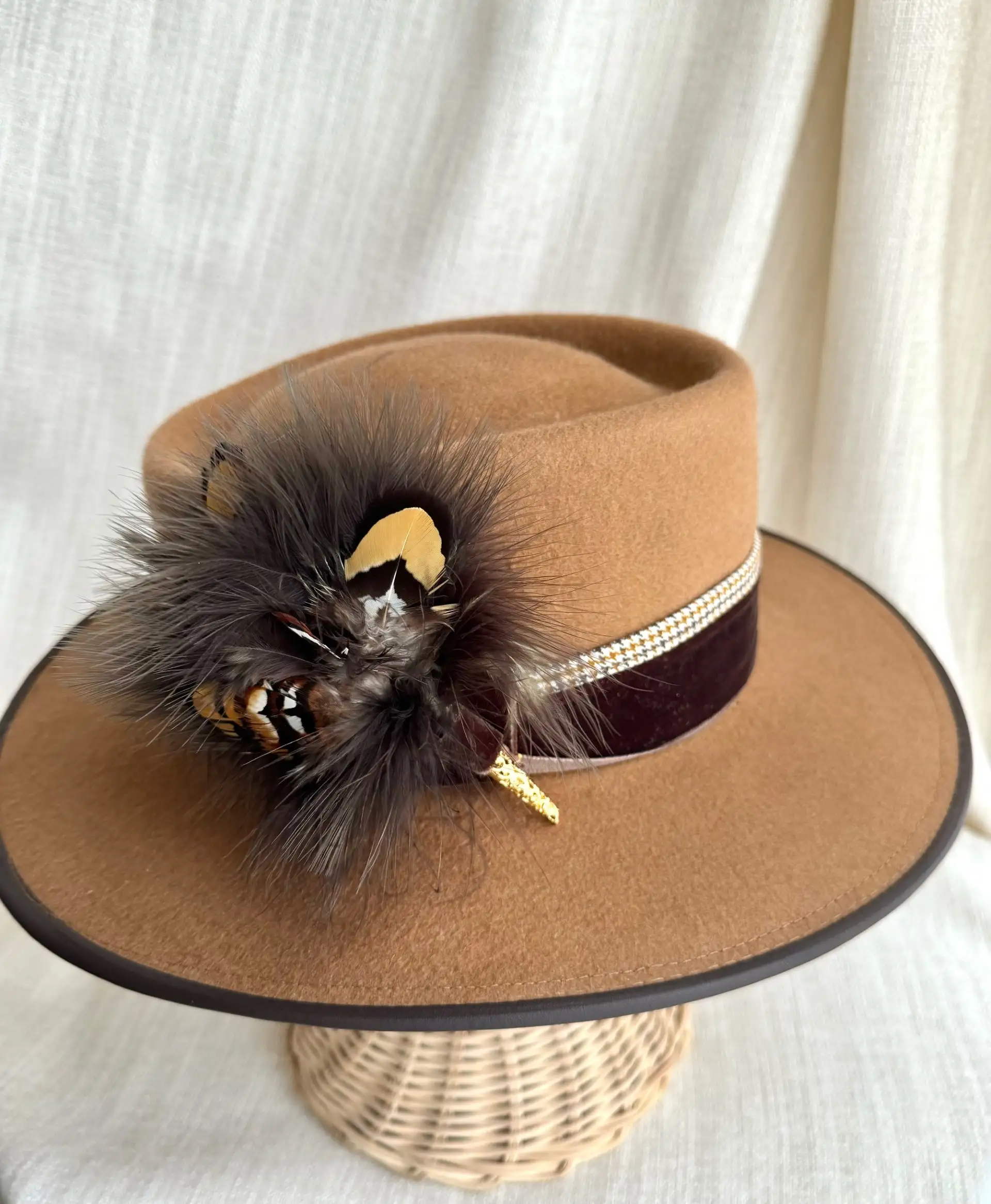 Sombrero ovalado camel-plumon-new