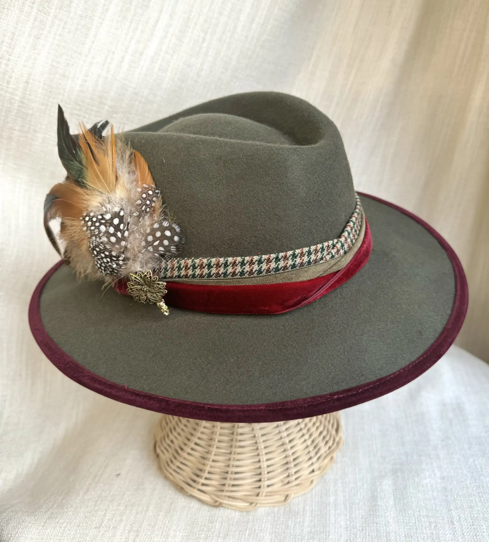 SOMBRERO VERDE ALA 8- PATA DE GALLO-PLUMAS