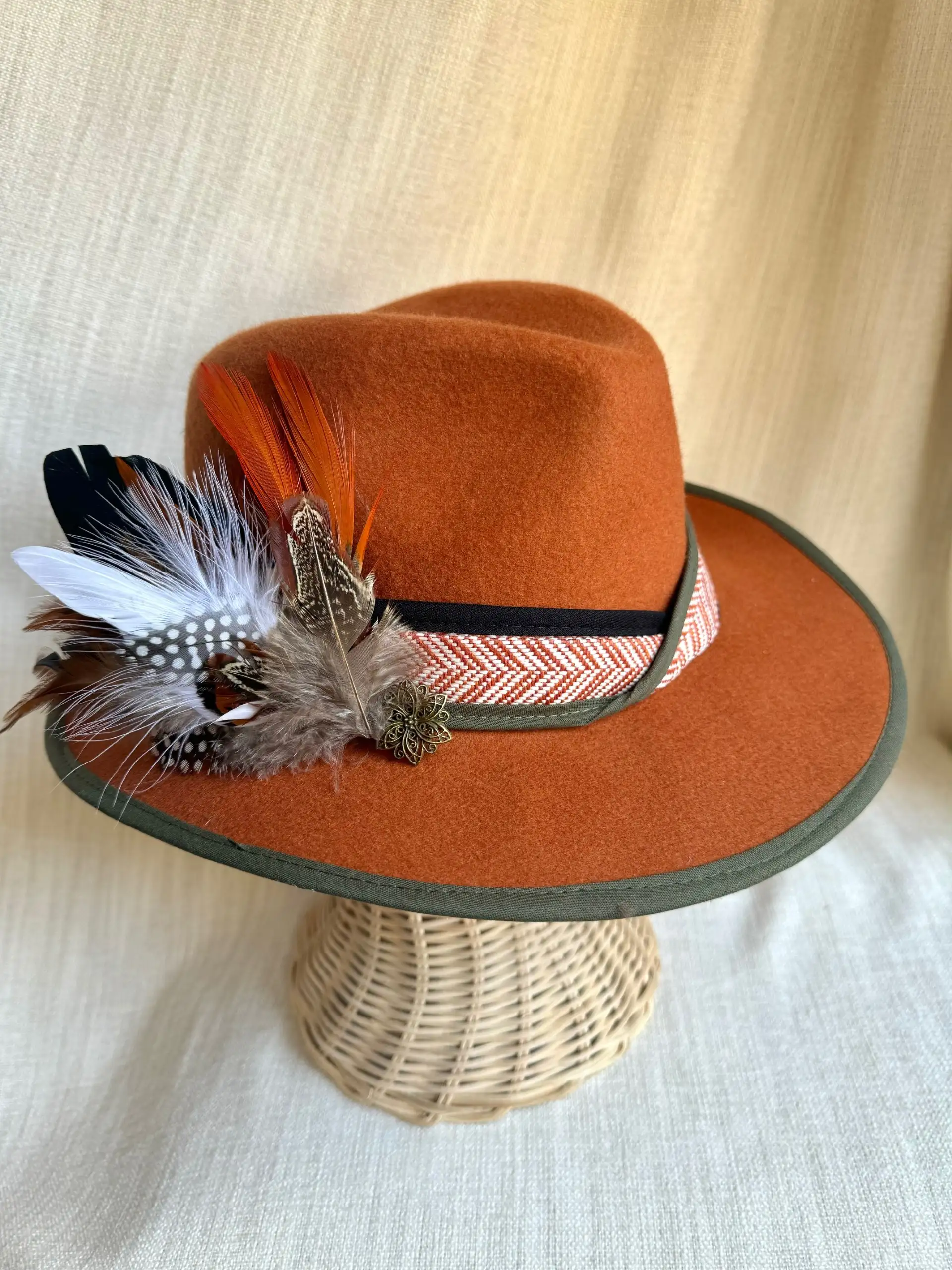 Sombro Terracota-Espiga-Plumas