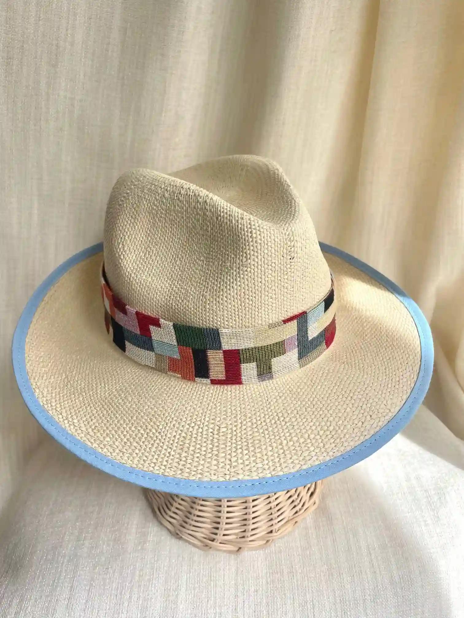 SOMBRERO PANAMA MULTICOLOR-RIBETE AZUL