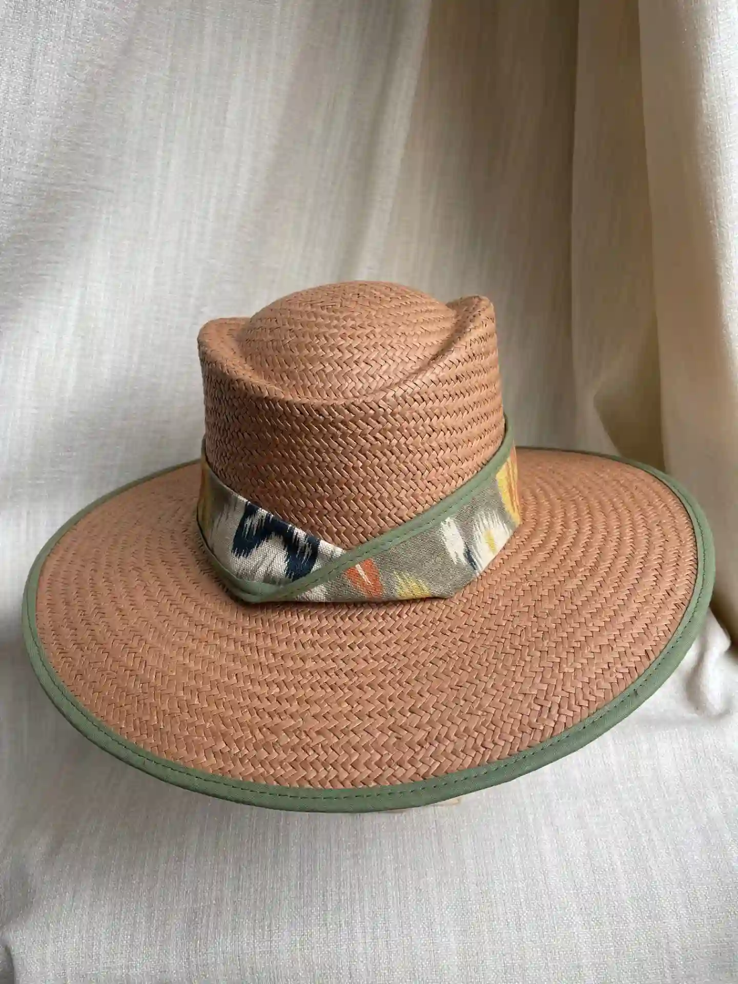 SOMBRERO OVALAD0 ALA 10 ALMENDRA-IKAT