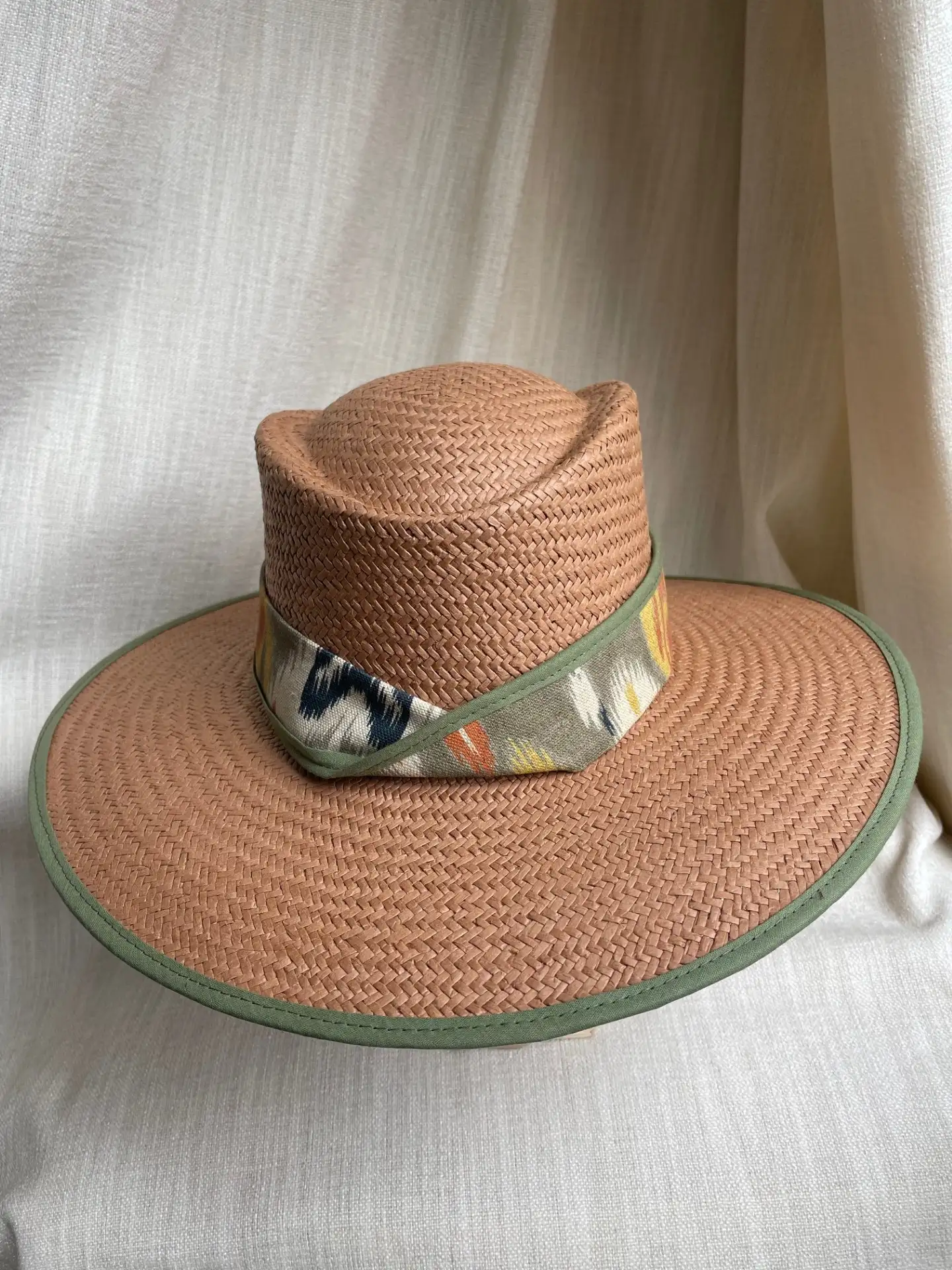 SOMBRERO OVALAD0 ALA 10 ALMENDRA-IKAT
