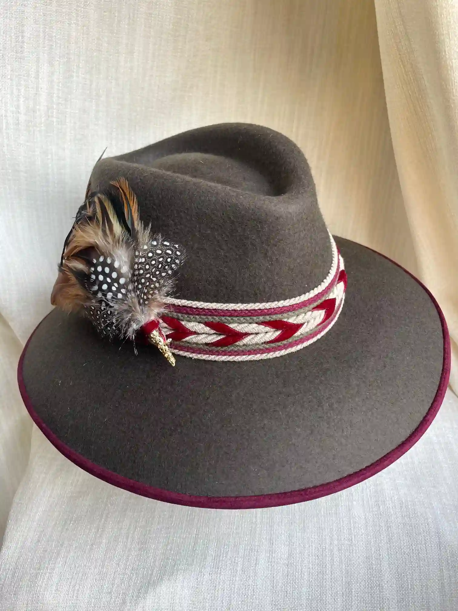 Sombro Ala 9 Marron Merino-Doble Cordon (Con Plumas)