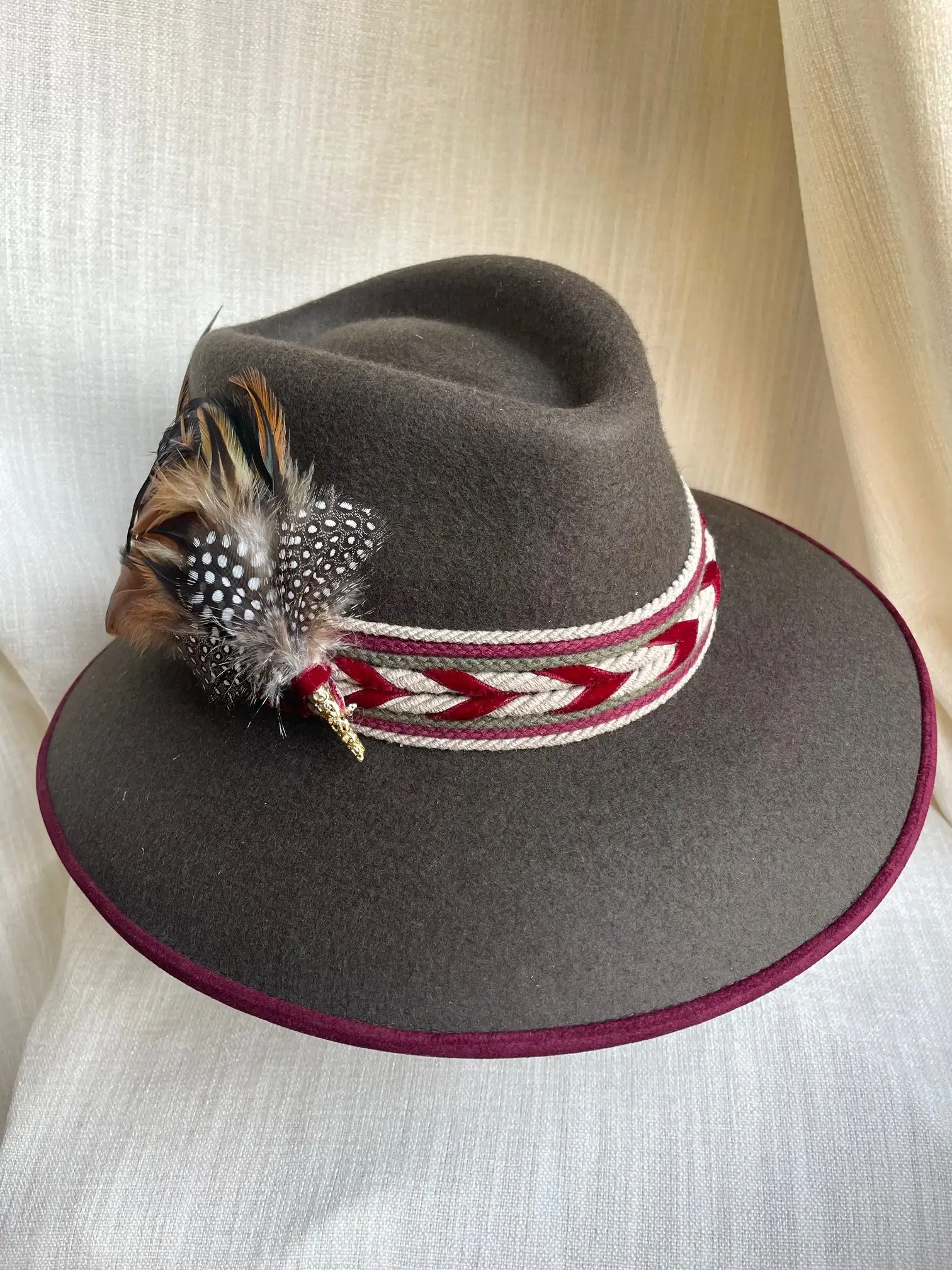 Sombro Ala 9 Marron Merino-Doble Cordon (Con Plumas)