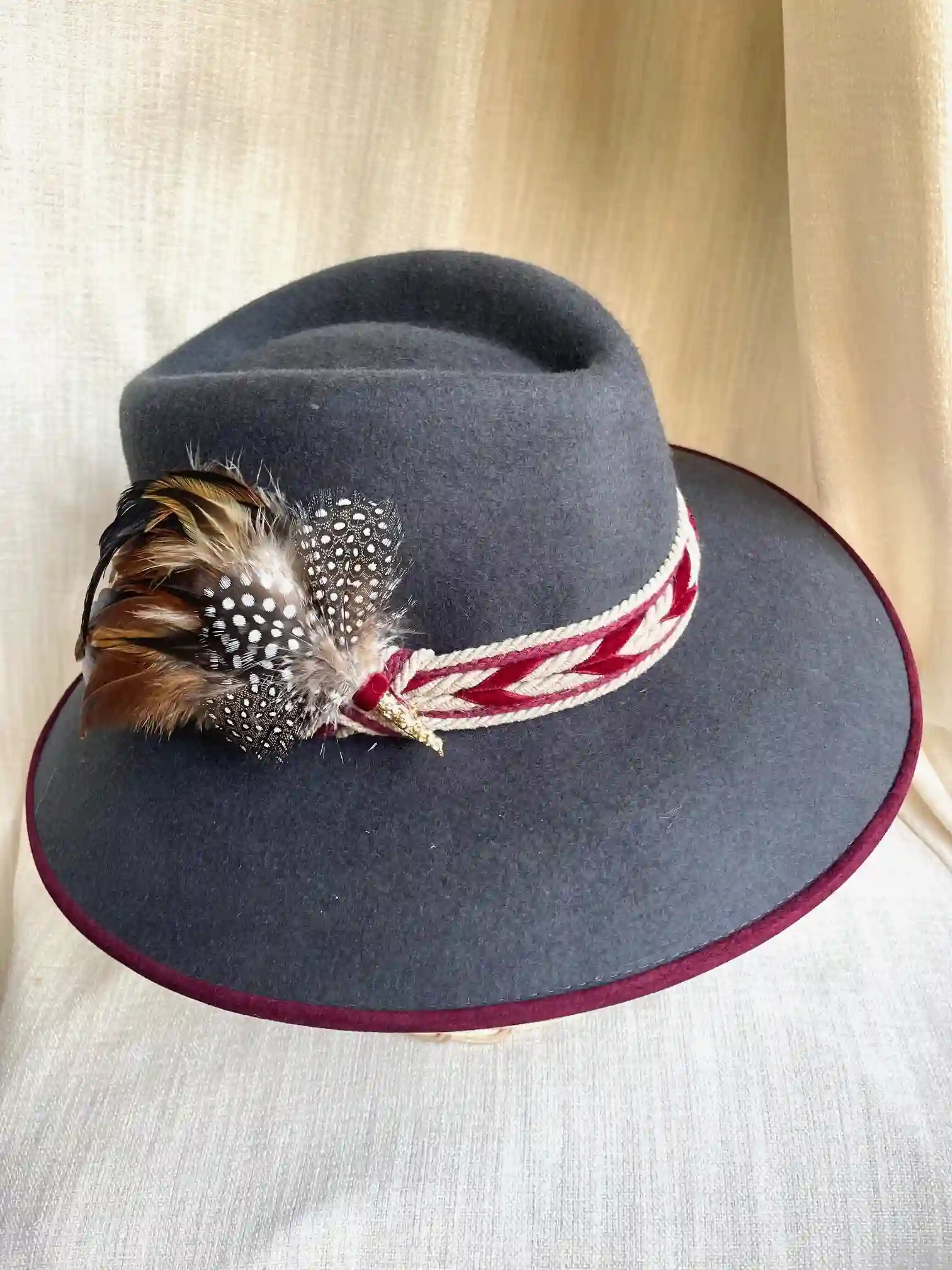 ALA 9 GRIS-ESPIGA BURDEOS (CON PLUMA)