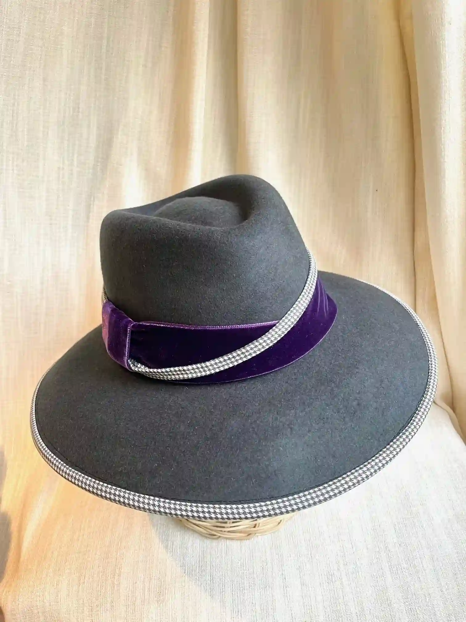SOMBRERO ALA 9 GRIS CON PATA DE GALLO (SIN PLUMAS)