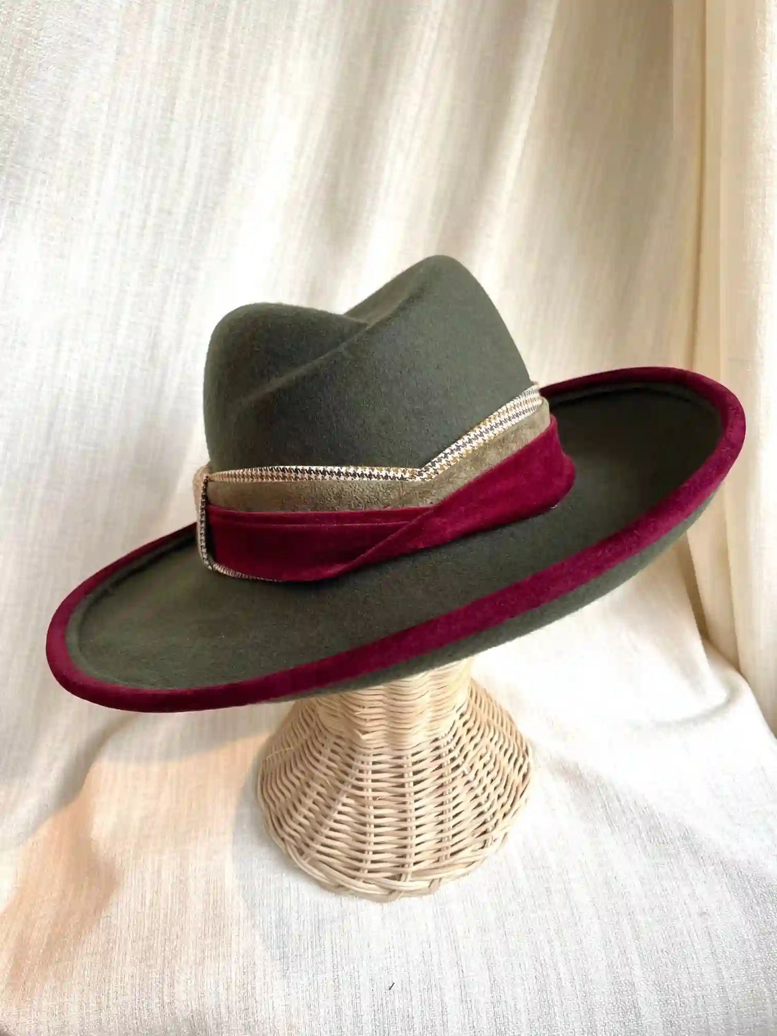 Sombrero Asimetrico Verde Con Pata de Gallo