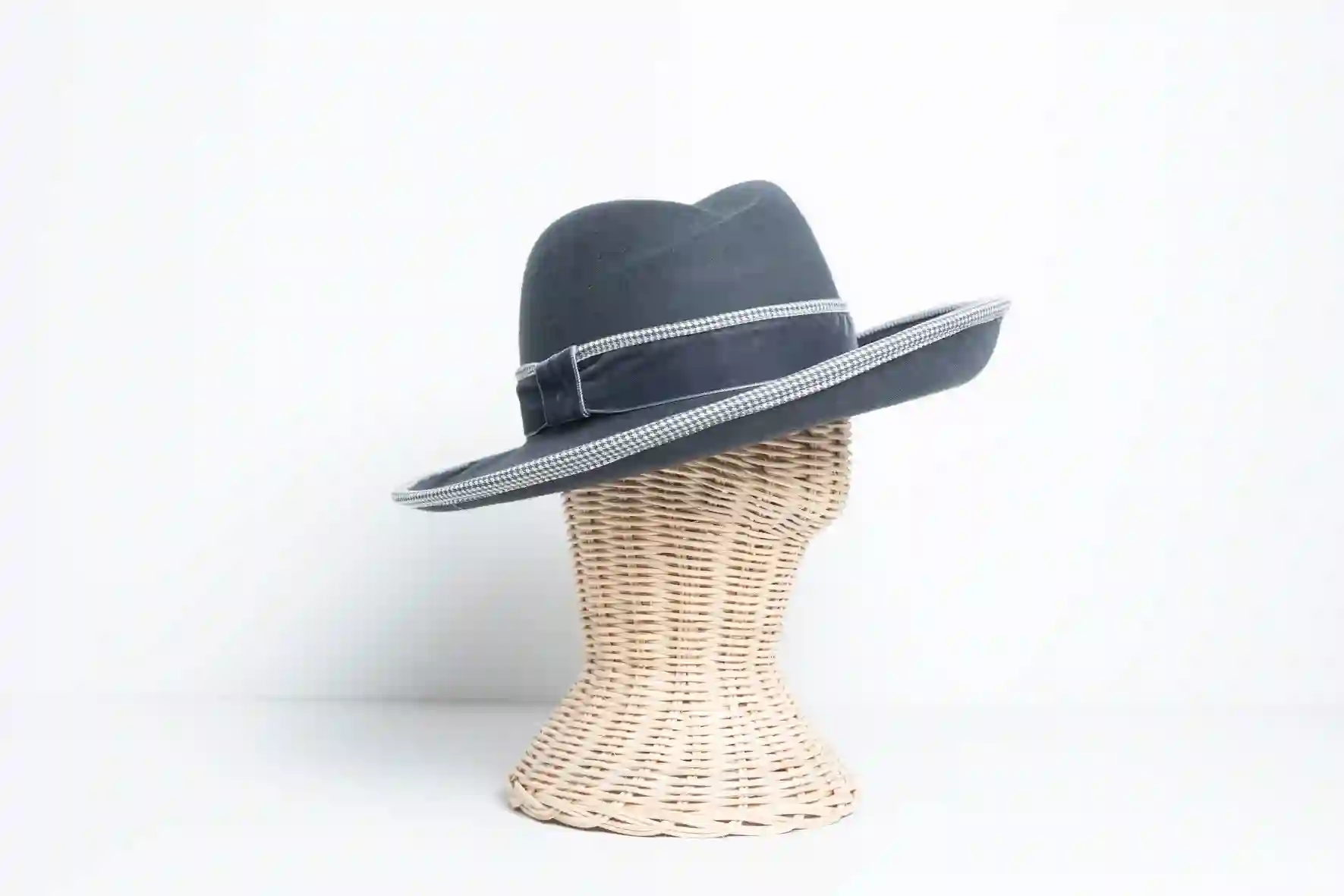 Sombrero Asimetrico Gris Con Pata de Gallo