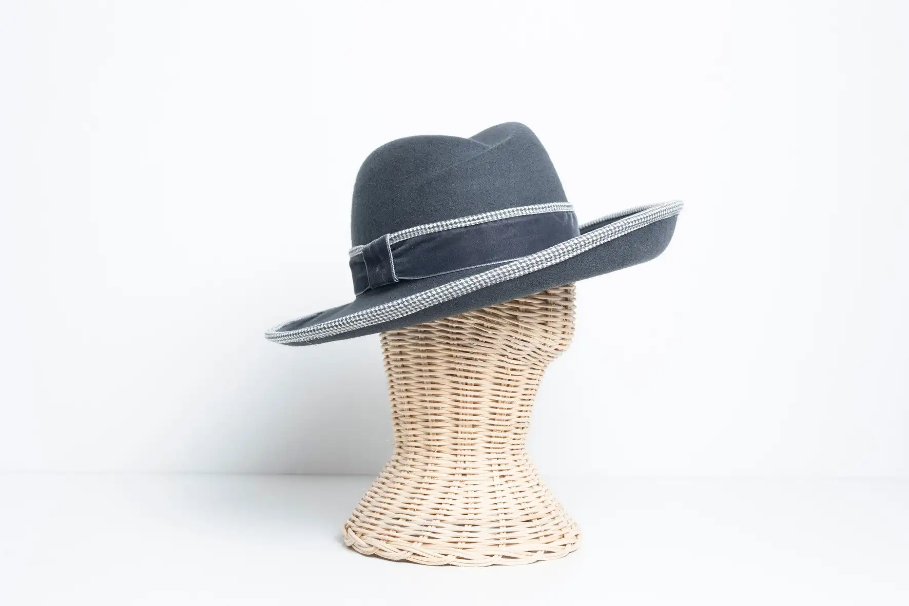 Sombrero Asimetrico Gris Con Pata de Gallo