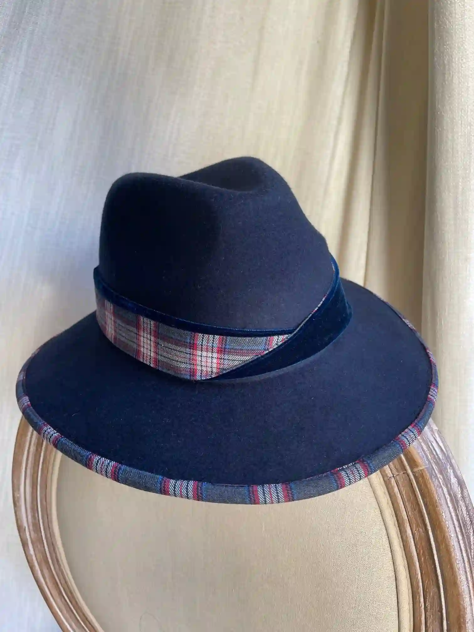 SOMBRERO FEDORA MARINO CON TARTAN-Nueva Colección