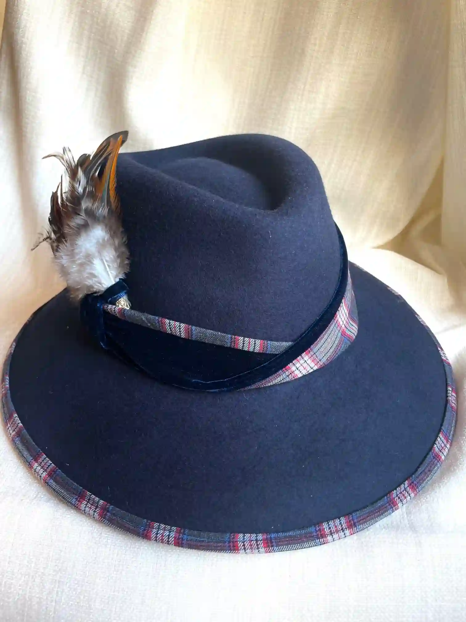 SOMBRERO ALA 9 AZUL MARINO CON TARTAN (PLUMAS)