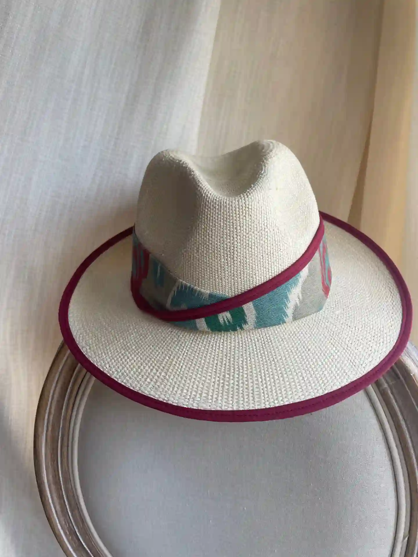 Sombrero PANAMA YUTE /IKAT AZUL Y BURDEOS