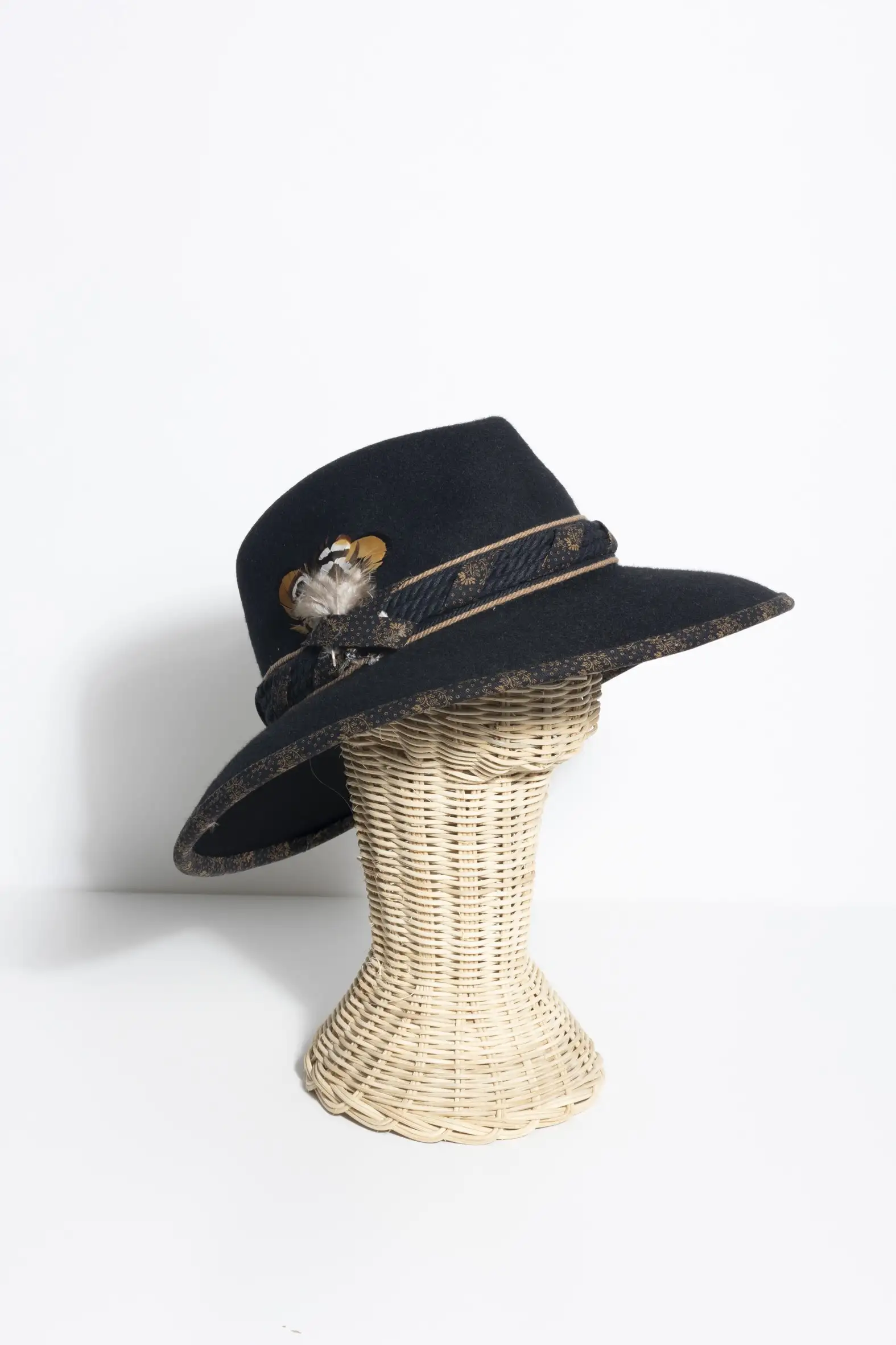 Ala 9 Negro-Ribete Tela Negra Est-New Collection Con Pluma