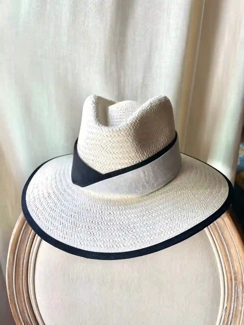 Sombrero ala 8 // blanco y negro