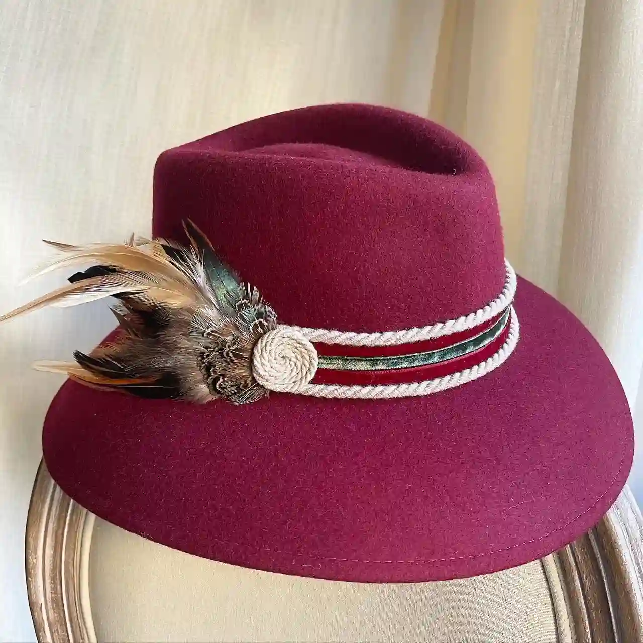 Sombro 9 cm Burdeos Plumas
