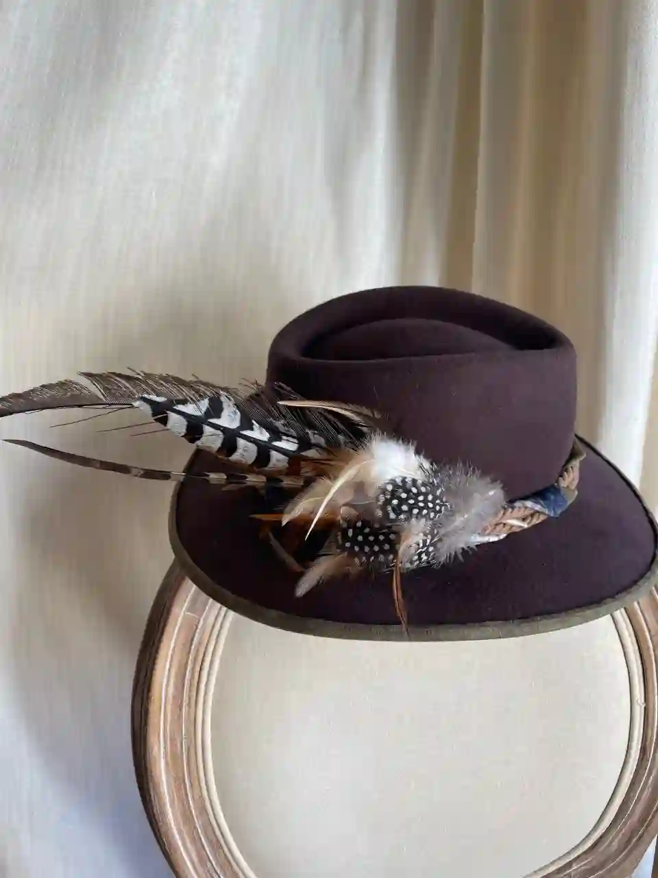 Fedora marrón Plumas