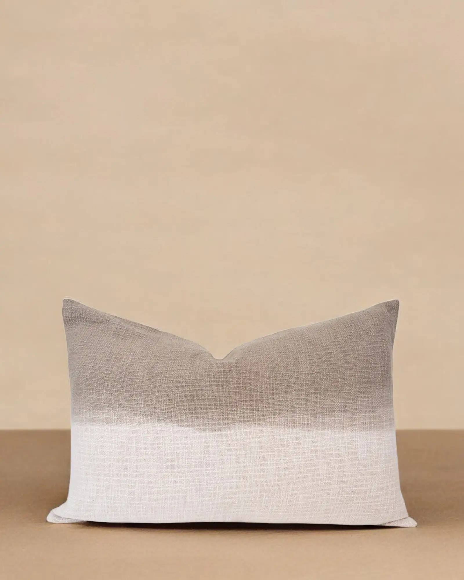 Cojín blanco y gris