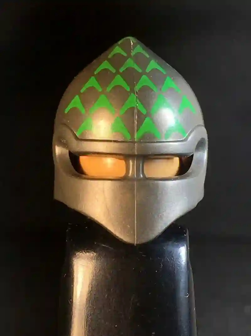 Casco_0131 Casco Picudo Acero Oscuro Dragón