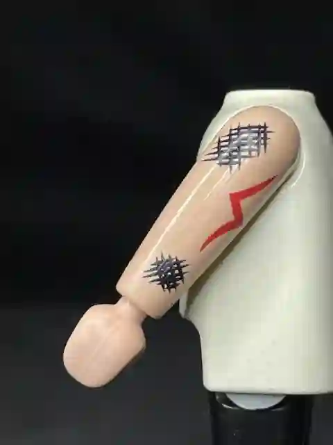 Brazo_0458 Brazo Desnudo Tatuaje Rayo y Golpes Con Muñeca