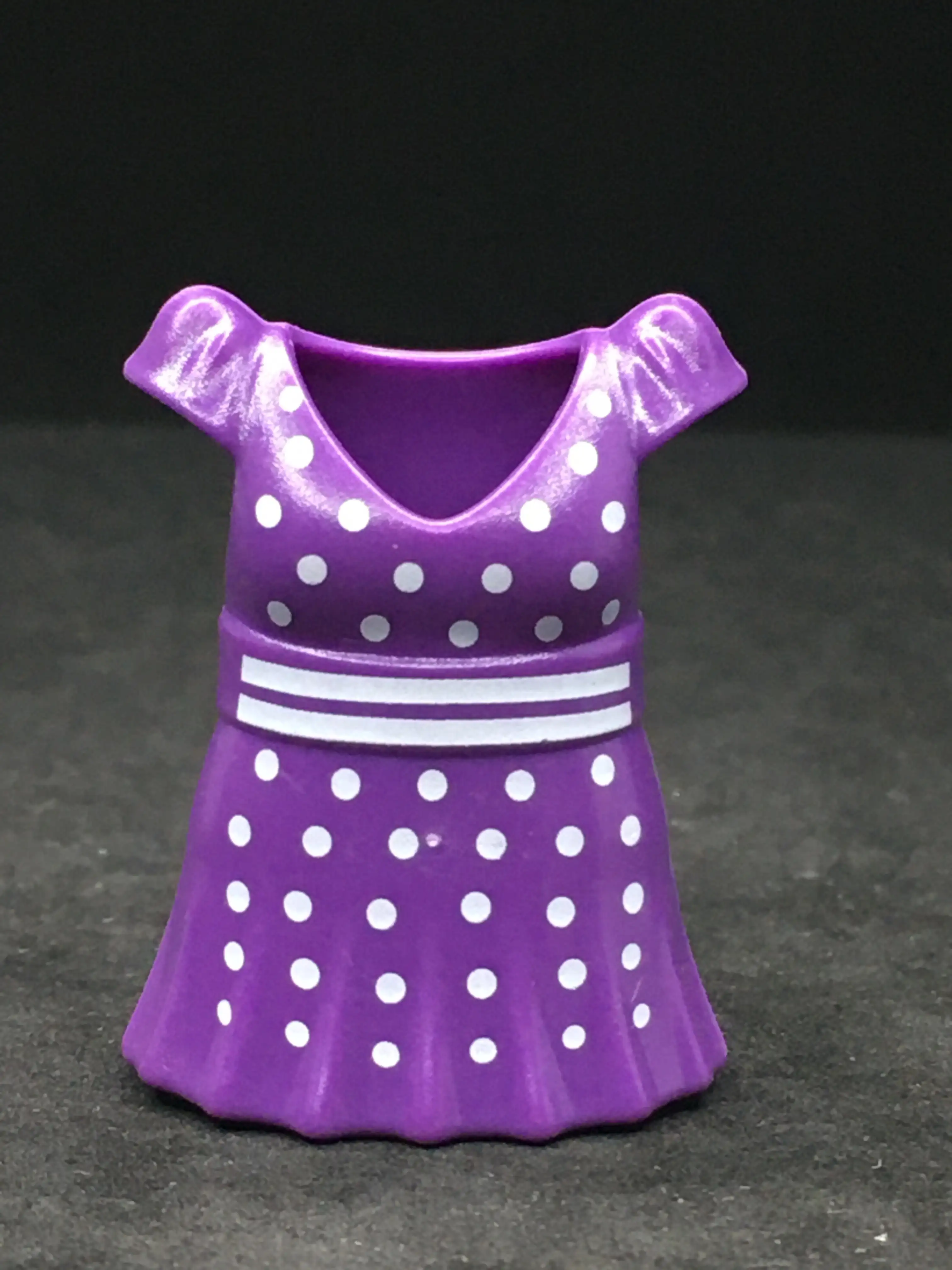 VES0052 Vestido Evasé Corto Figura Delgada Morado Lunares Blancos