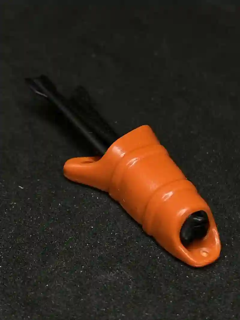 AR_0223 Carcaj Plano Naranja Apaguado Con Flechas Negras