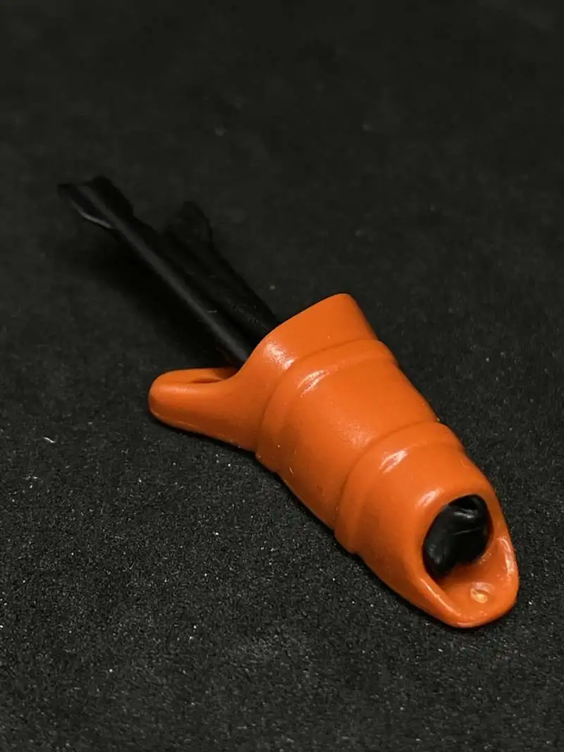 AR_0223 Carcaj Plano Naranja Apaguado Con Flechas Negras