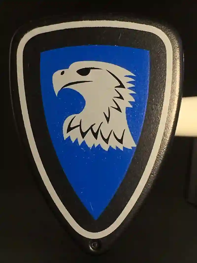 ESCUDO_0086 Escudo Triangular Negro/Azul Águila