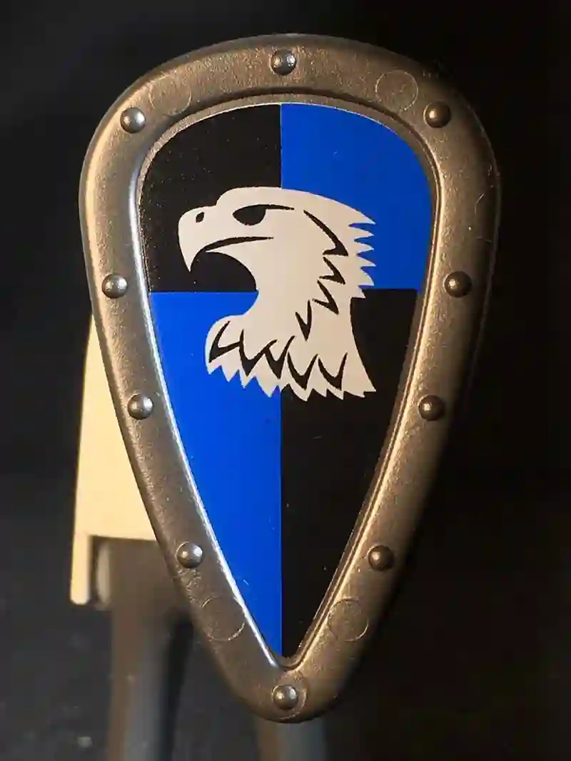 ESCUDO_0161 Escudo Triangular Acero Oscuro Águila Azul/Negro
