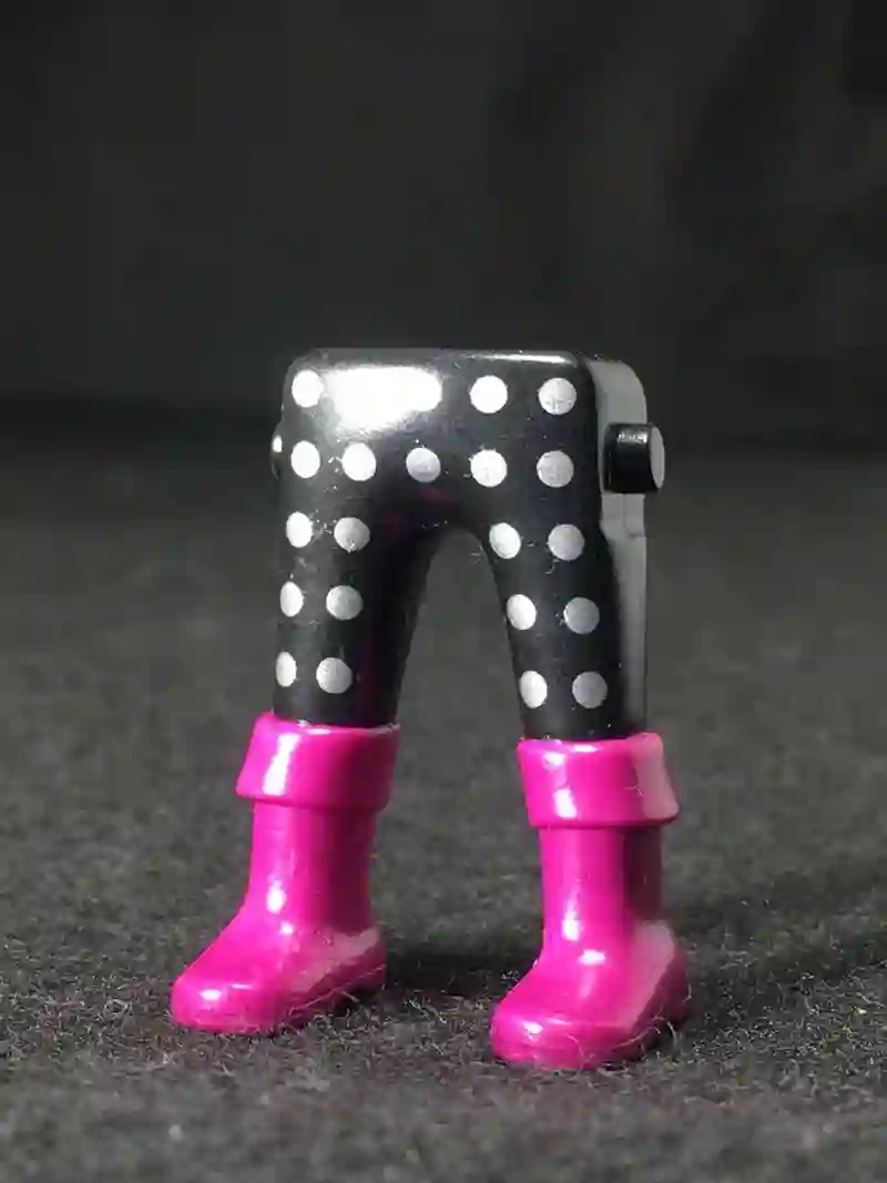 Piernas_0151 Pantalón negro topos acero / bota magenta