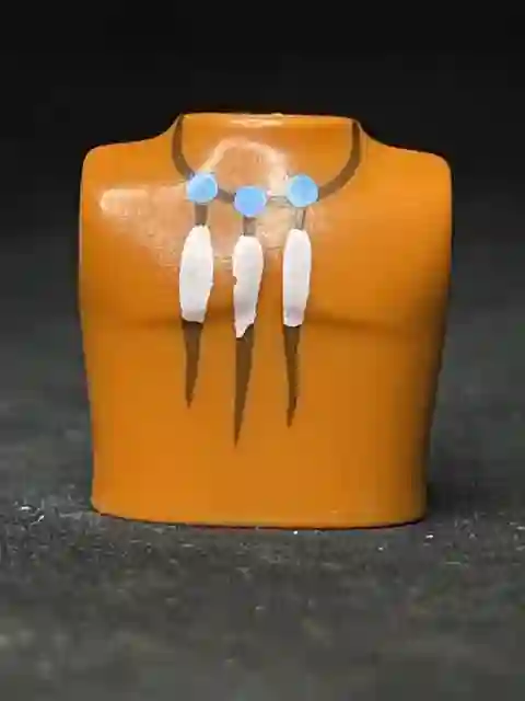 Torso_0441 Torso Figura Delgada Indio Colgante Plumas Piel Mulata