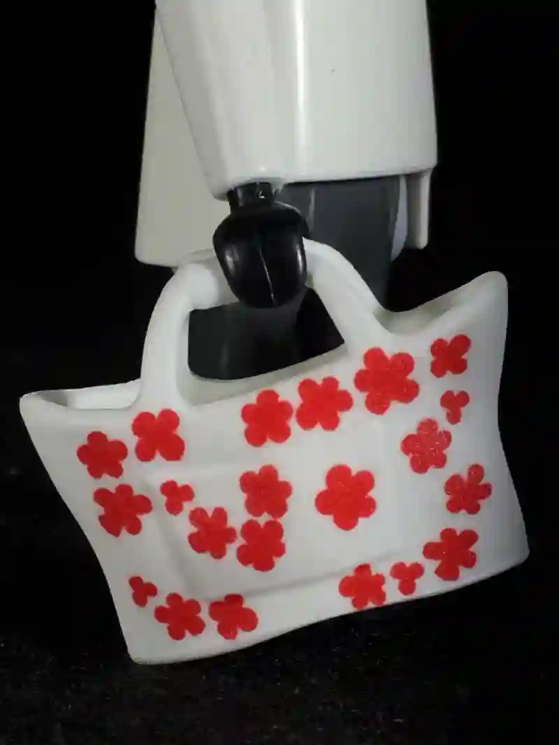 MC_0343 Bolso Capazo Blanco Flores Rojas