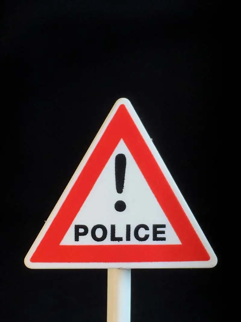 MC_0552 Señal de Precaución, Policía