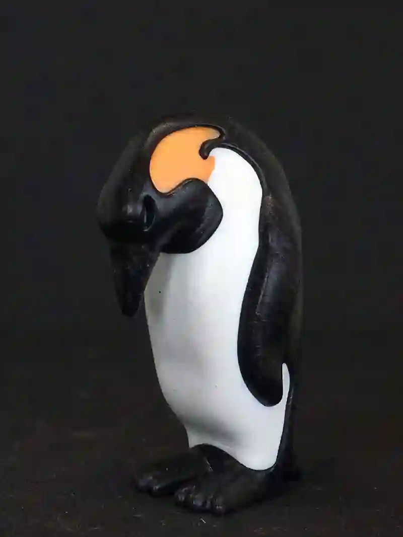 A_0084 Pingüino Cabeza Agachada