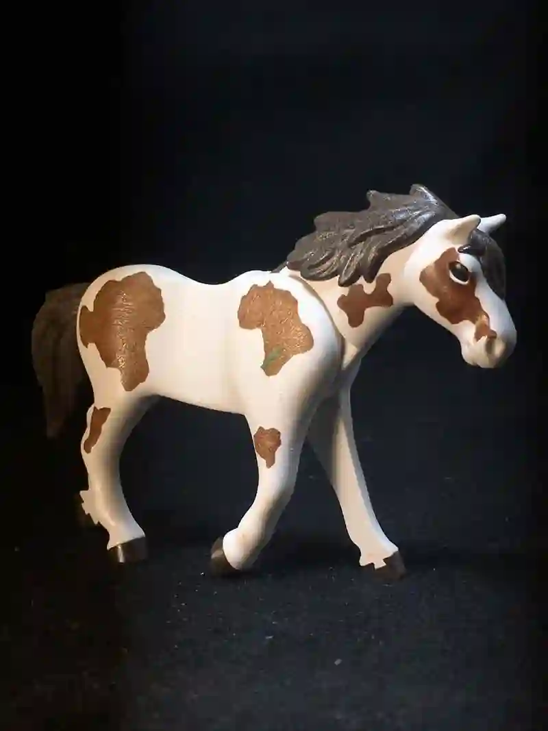 A_0335 Caballo V3 Blanco Pintas Marrones